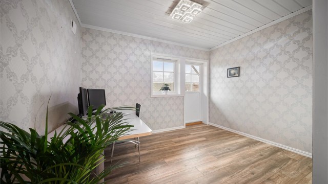 Det store arealet gjør rommet velegnet blant annet som kjellerstue. I hagen rett utenfor ble ny platting anlagt i 2025.