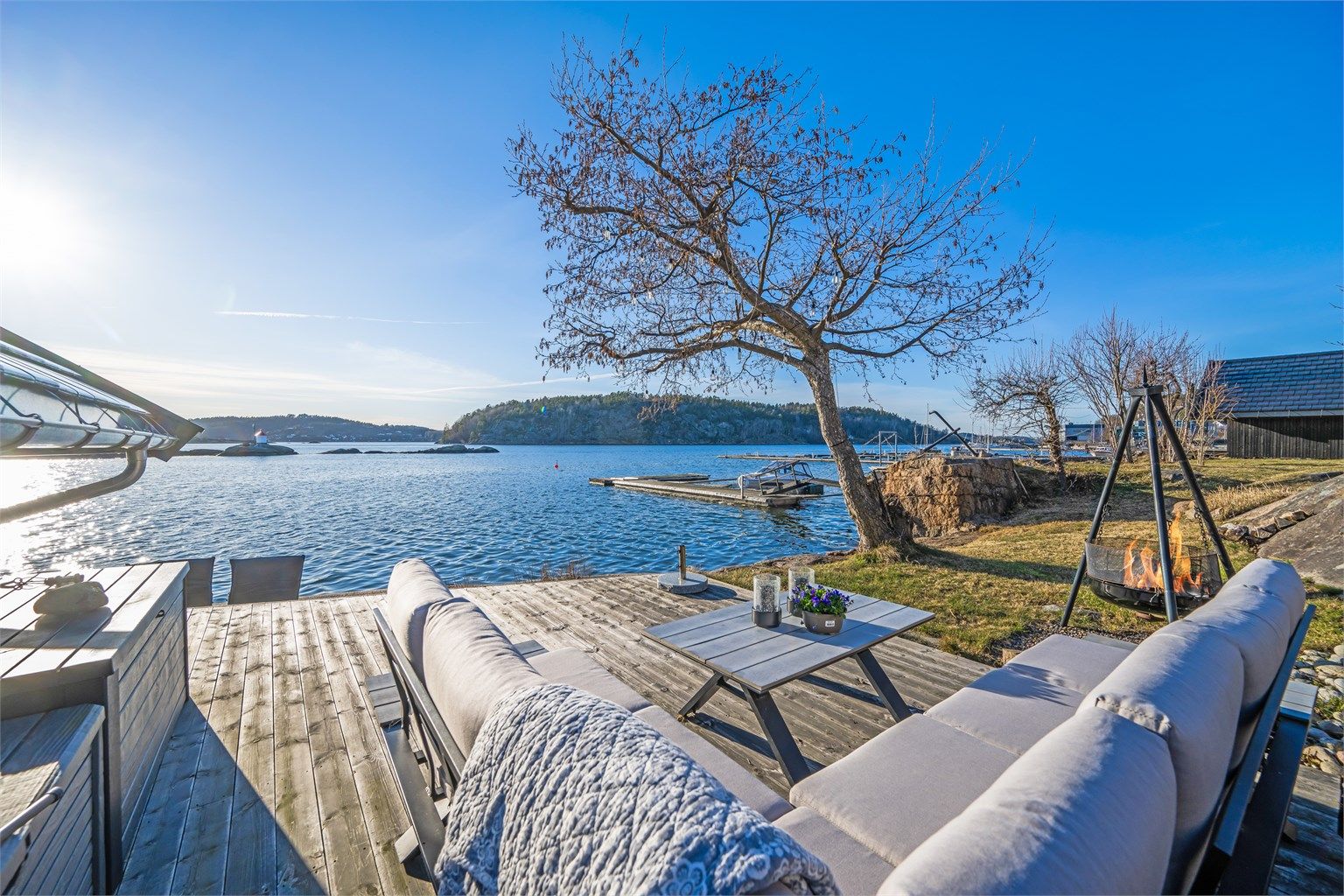 Stedet ligger vestvendt, svært solrikt og vakkert til på Tenvik med praktfull fjordutsikt  mot Veierland og Håøya, og med Tjømeskjærgården rett på utsiden. (Platting ved sjøbod er ikke omsøkt)  