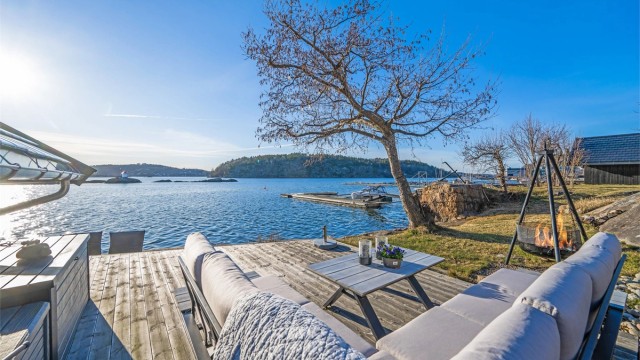 Stedet ligger vestvendt, svært solrikt og vakkert til på Tenvik med praktfull fjordutsikt mot Veierland og Håøya, og med Tjømeskjærgården rett på utsiden. (Platting ved sjøbod er ikke omsøkt)