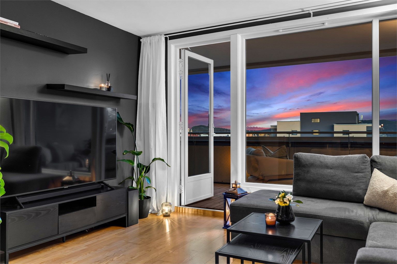 Stue med utgang til balkong