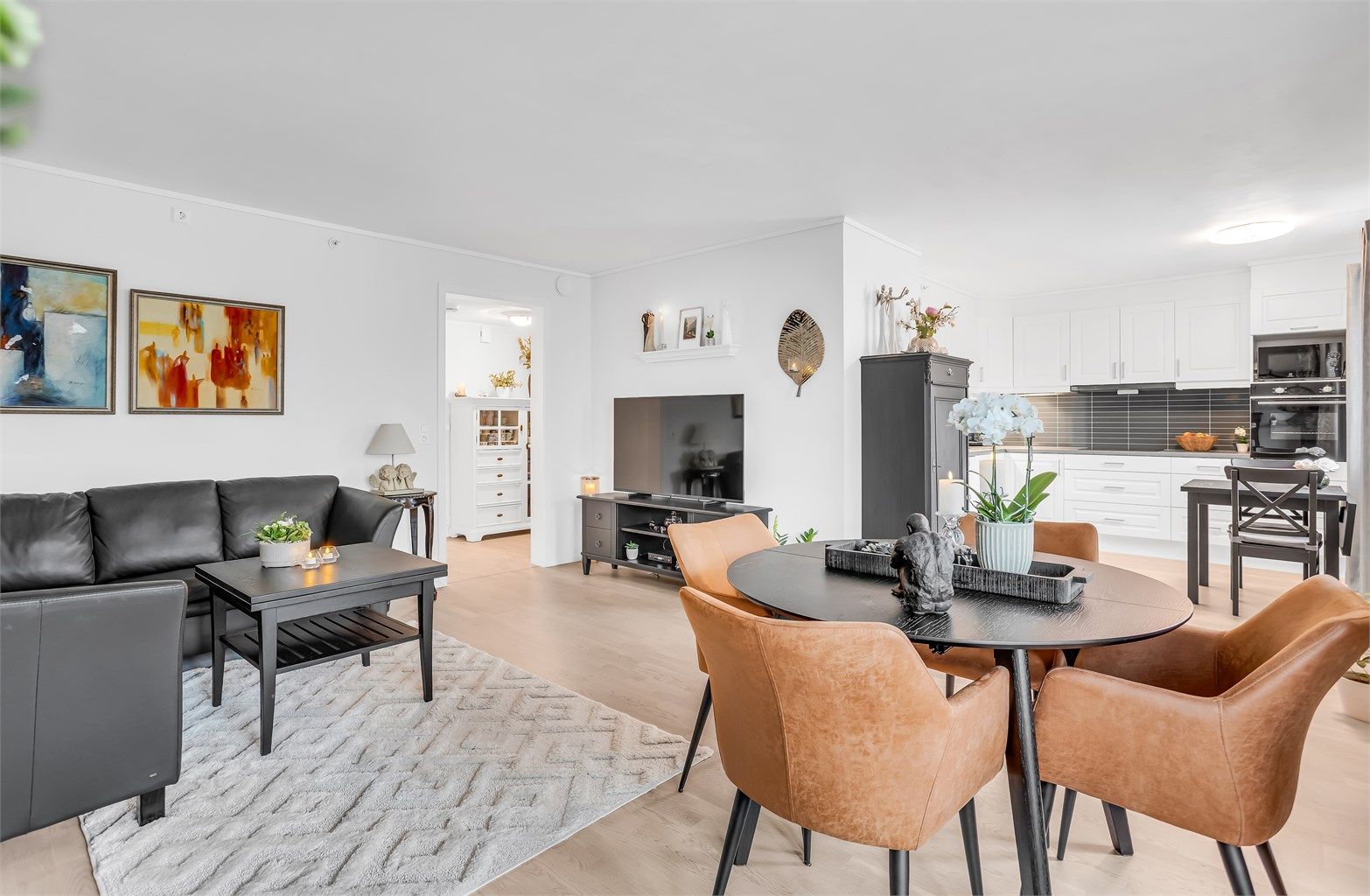 Lettstelt treromsleilighet på bakkeplan med åpen stue- og kjøkkenløsning.
Fotograf: Ann-Helén Nannestad