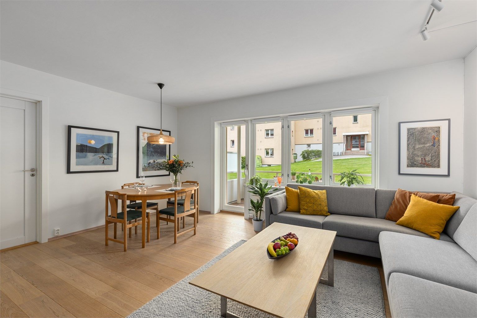 Leiligheten er lys og innbydende og kan blant annet by på en vestvendt balkong, Kvik-kjøkken fra 2016 og bad fra 2011 