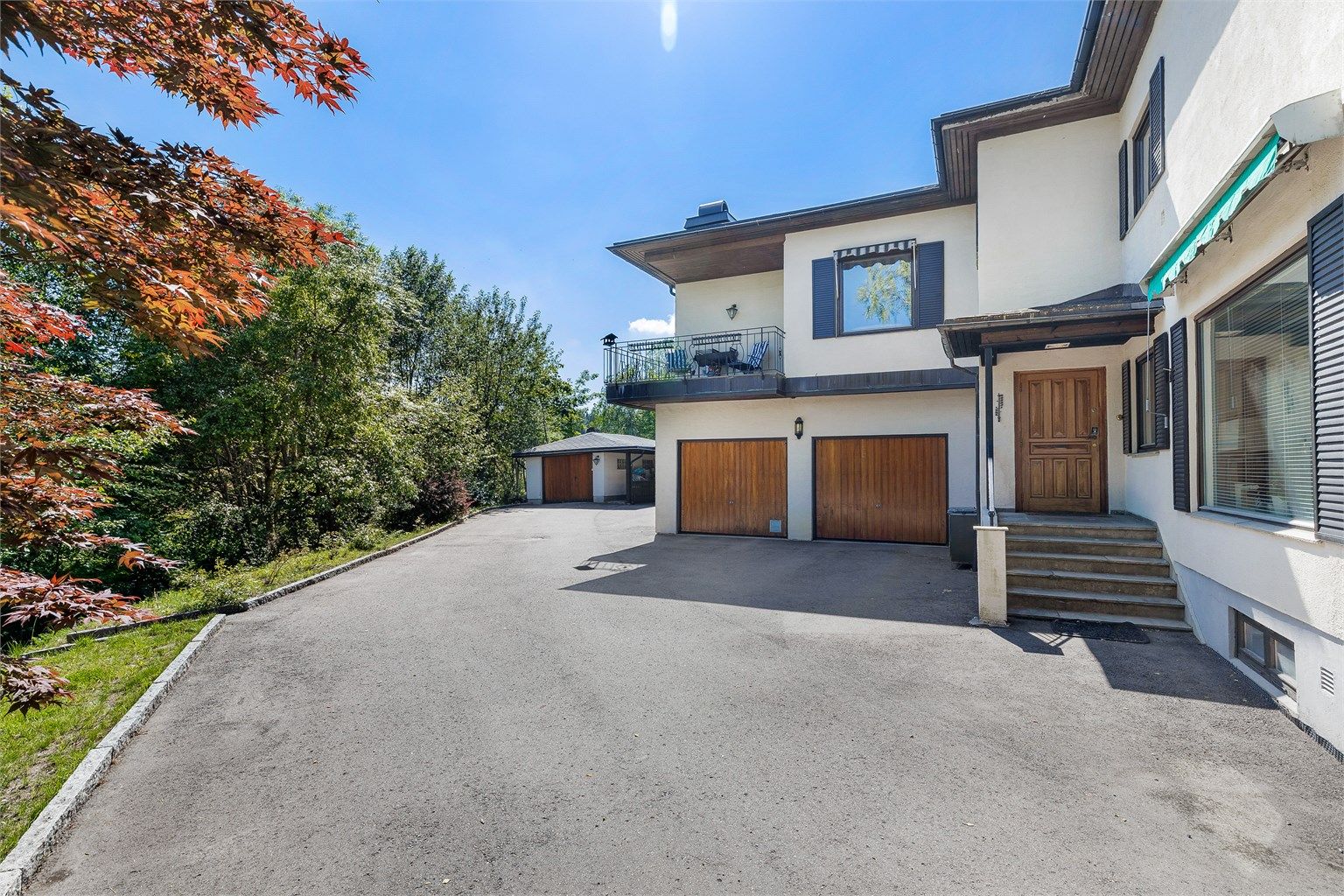 Her får du en fantastisk eiendom på en solrik kolle sentralt til Asker. Innholdsrik tomannsboligen over 2 plan + kjeller.  Boligen inneholder 2 stuer, TV-stue, 2 bad, 4 soverom, 2 kjøkken og en flott opparbeidet hage.