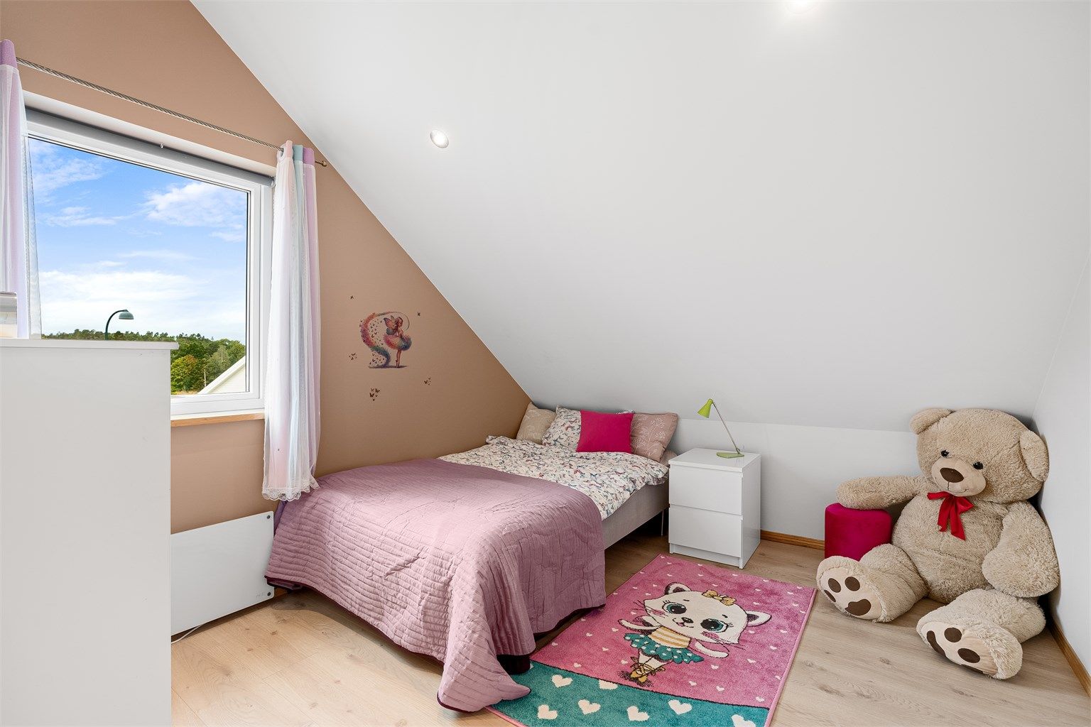 Soverom 3 i loftsetasjen. God plass til seng og klesoppbevaring/annet møblement. 