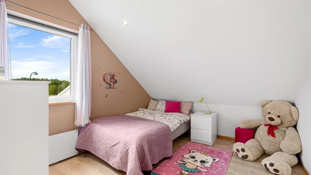 Soverom 3 i loftsetasjen. God plass til seng og klesoppbevaring/annet møblement.