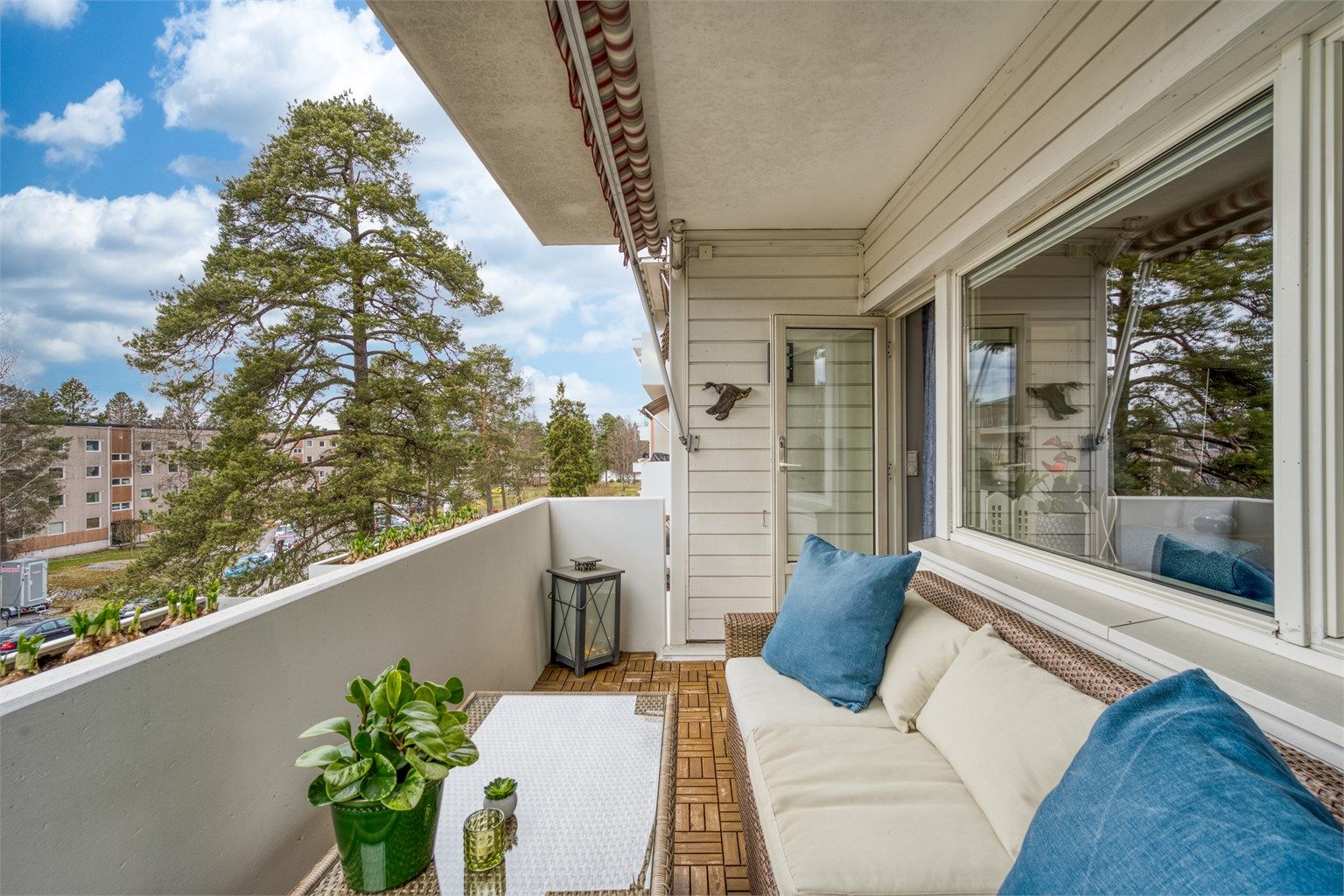 Velkommen til Bølerlia 54! Dette er en arealeffektiv og gjennomgående 3-roms leilighet beliggende i bygningens tredje etasje, med en funksjonell planløsning og gode oppbevaringsmuligheter.
Foto: Martine Eren Jacobsen