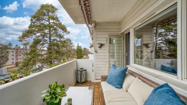 Velkommen til Bølerlia 54! Dette er en arealeffektiv og gjennomgående 3-roms leilighet beliggende i bygningens tredje etasje, med en funksjonell planløsning og gode oppbevaringsmuligheter.
Foto: Martine Eren Jacobsen