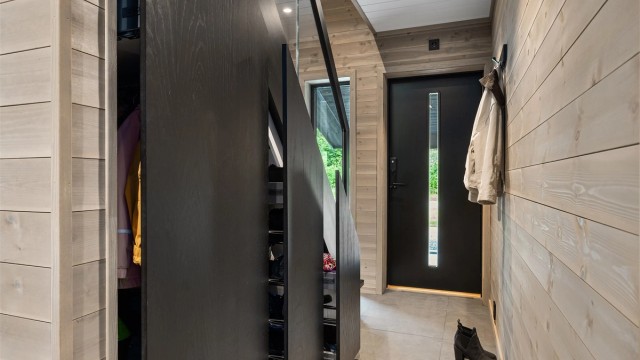 Velkommen inn! Hytta har en lys og flott entré med smarte oppbevaringsløsninger i trappen