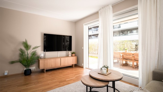 Fra stuen er det direkte utgang til en flott markterrasse, som strekker seg langs hele hjørnet av bygget