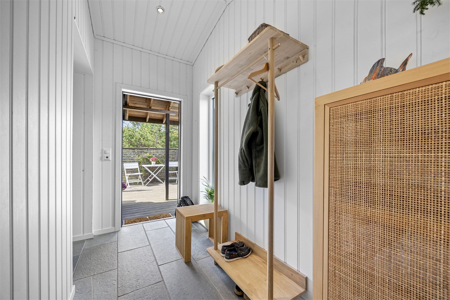 Vindfang med varmekabler og skifer på gulv. Spotter i taket.