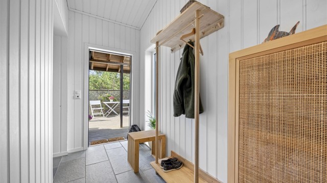 Vindfang med varmekabler og skifer på gulv. Spotter i taket.