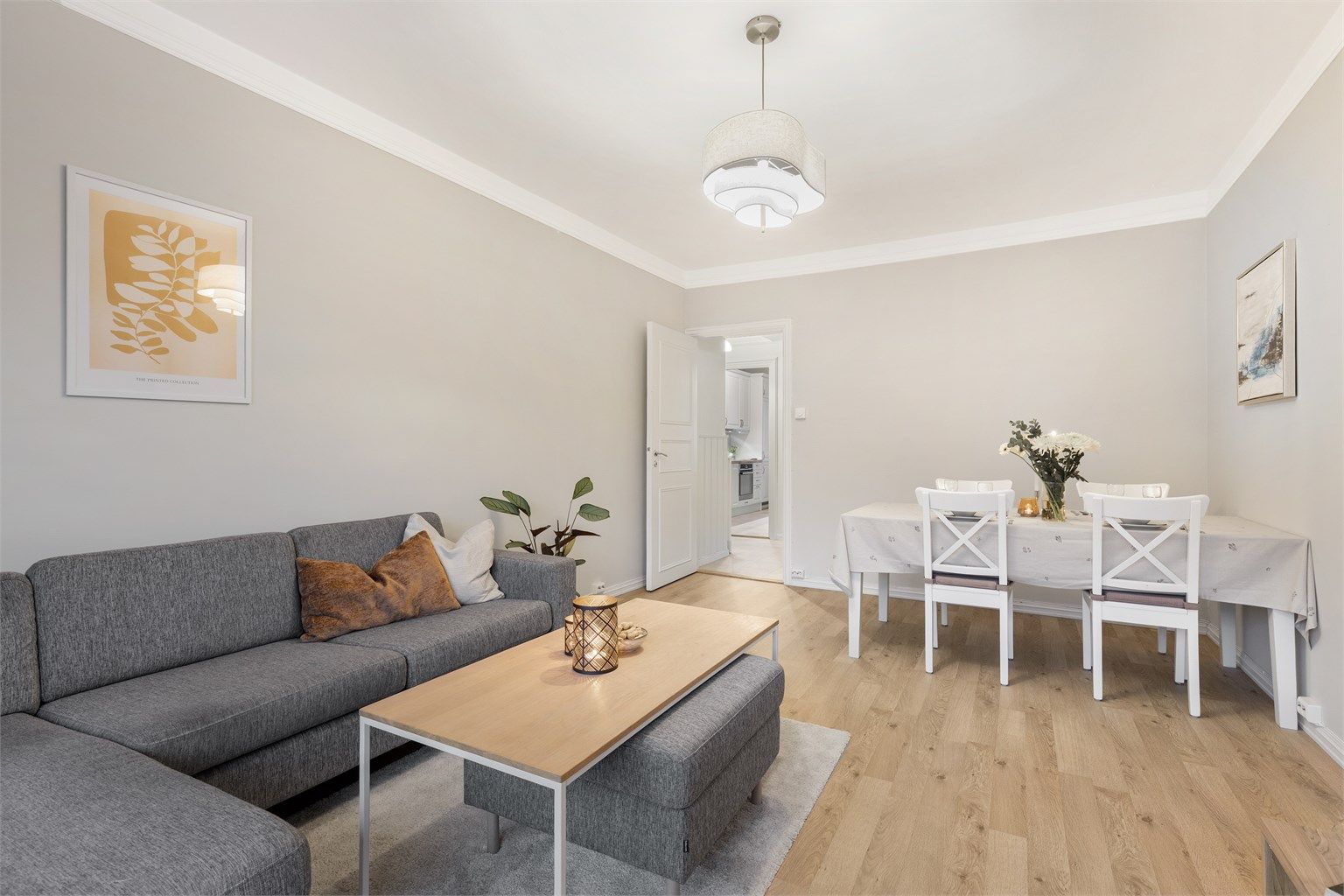 Stuen er av god størrelse med plass til sofa, salongbord og TV-seksjon.