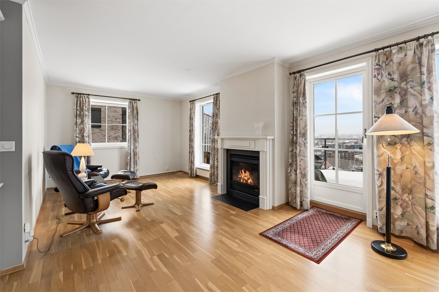 Romslig stue med sittegruppe og sofaområde