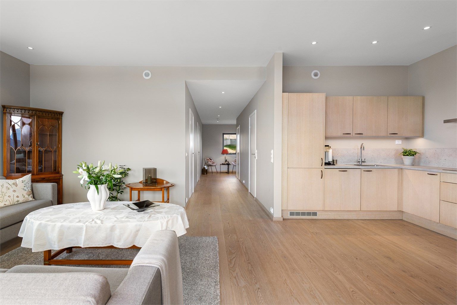 Fra stuen leder en gang inn til leilighetens mer private sone med soverom og bad