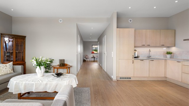 Fra stuen leder en gang inn til leilighetens mer private sone med soverom og bad