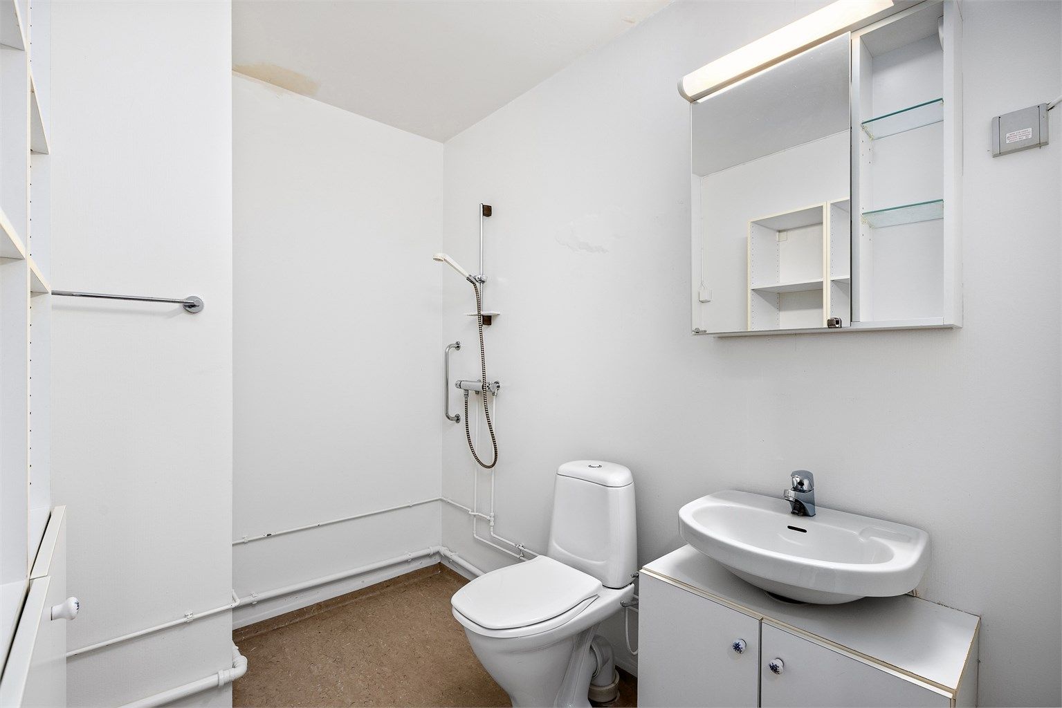 Bad med standard fra byggeår. Badet er innredet med dusjhjørne, gulvstående WC og servant med tilhørende skap. Full oppussing av badet må påregnes