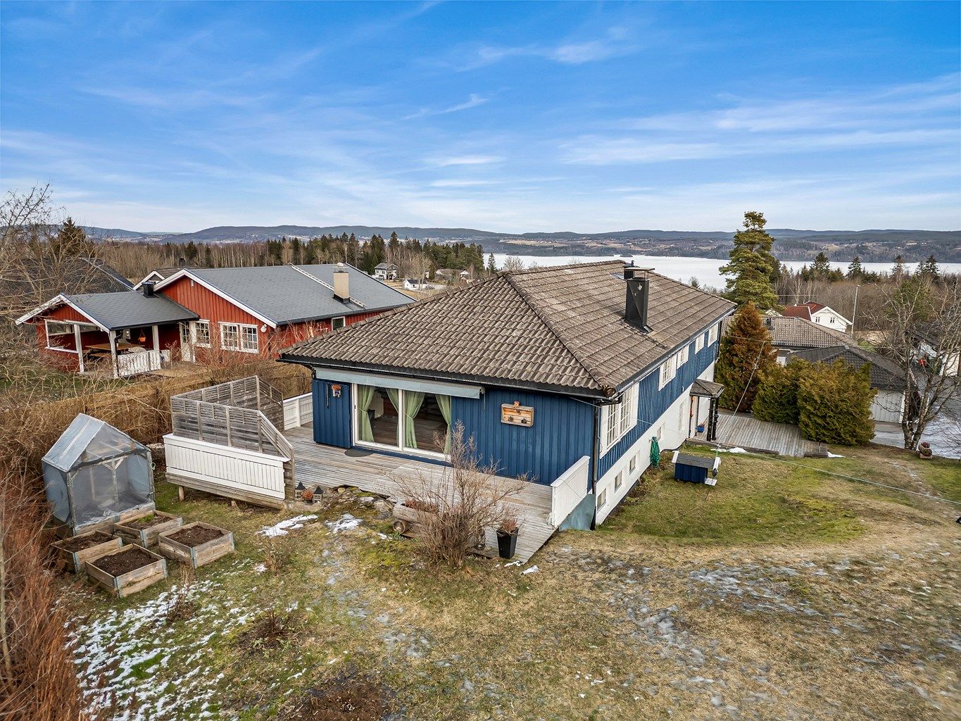 Bakkeveien 29! Innholdsrik og stor enebolig over to plan, og stor tomt på Flateby