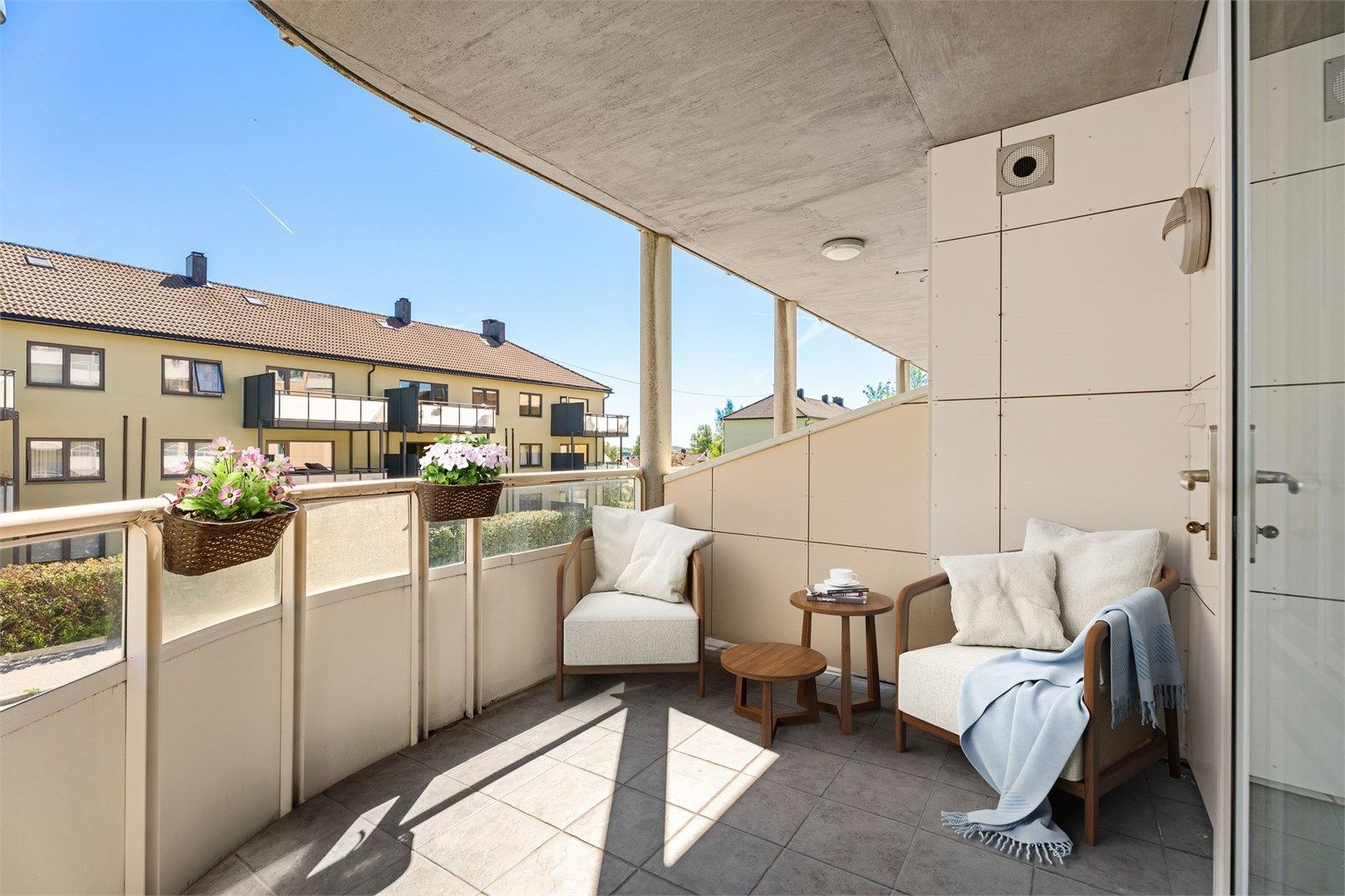 En av boligens to uteplasser. Terrassen er 7 kvadratmeter og kan by på morgen- og formiddagssol. Foto: Hans Nøstdahl (Bildet er digitalt stylet). 