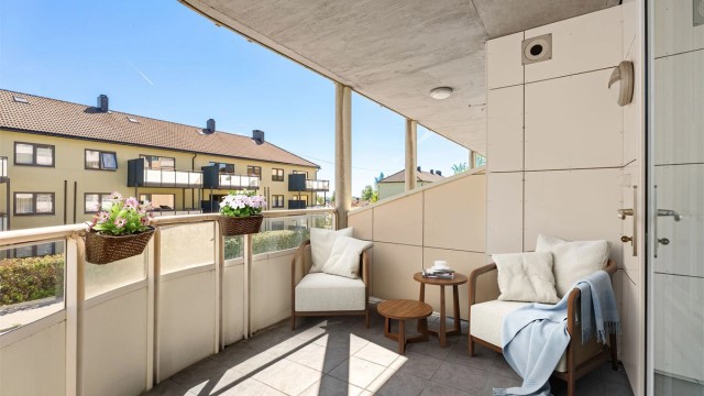 En av boligens to uteplasser. Terrassen er 7 kvadratmeter og kan by på morgen- og formiddagssol. Foto: Hans Nøstdahl (Bildet er digitalt stylet).