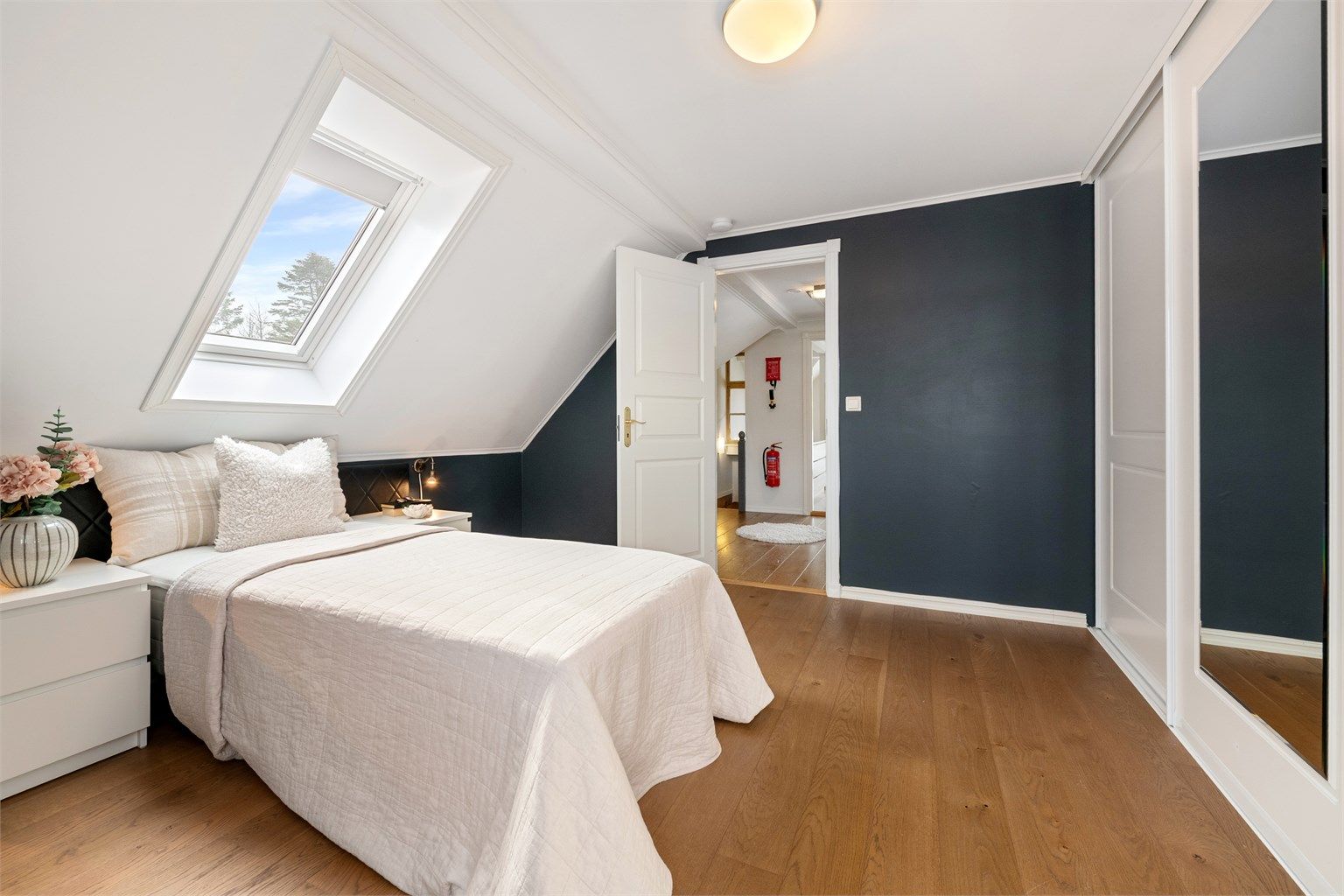 Soverom nr. 3 med skyvedørsgarderobe med dels speilfronter