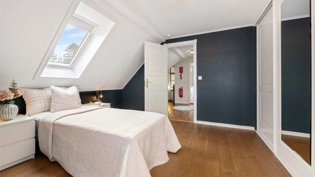 Soverom nr. 3 med skyvedørsgarderobe med dels speilfronter