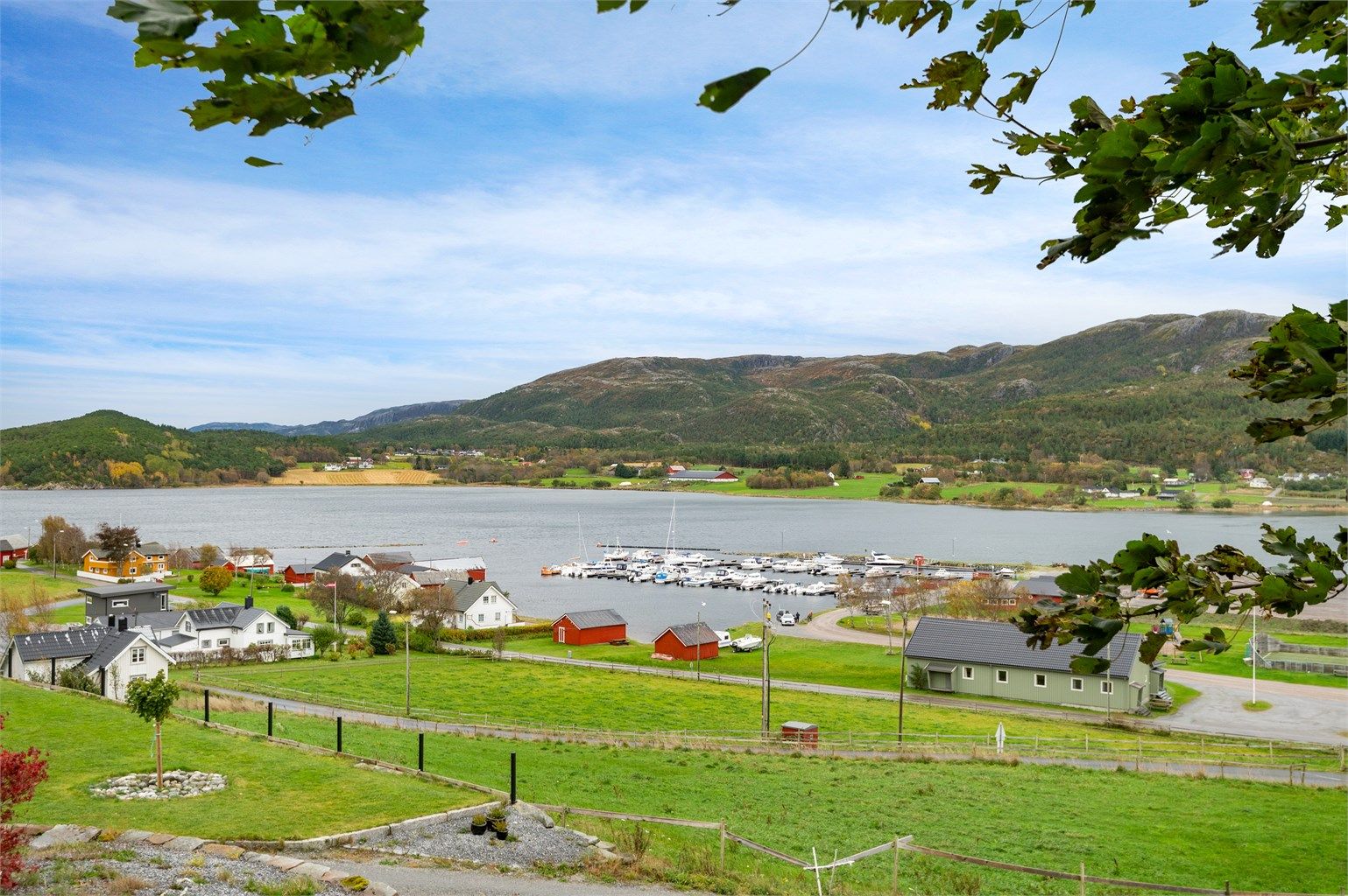 Bygda har et trivelig lokalmiljø, og fra huset er det gangavstand til samfunnshus, lokalpub, ballbane og den lokale småbåthavna. 