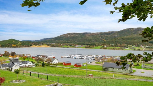 Bygda har et trivelig lokalmiljø, og fra huset er det gangavstand til samfunnshus, lokalpub, ballbane og den lokale småbåthavna.