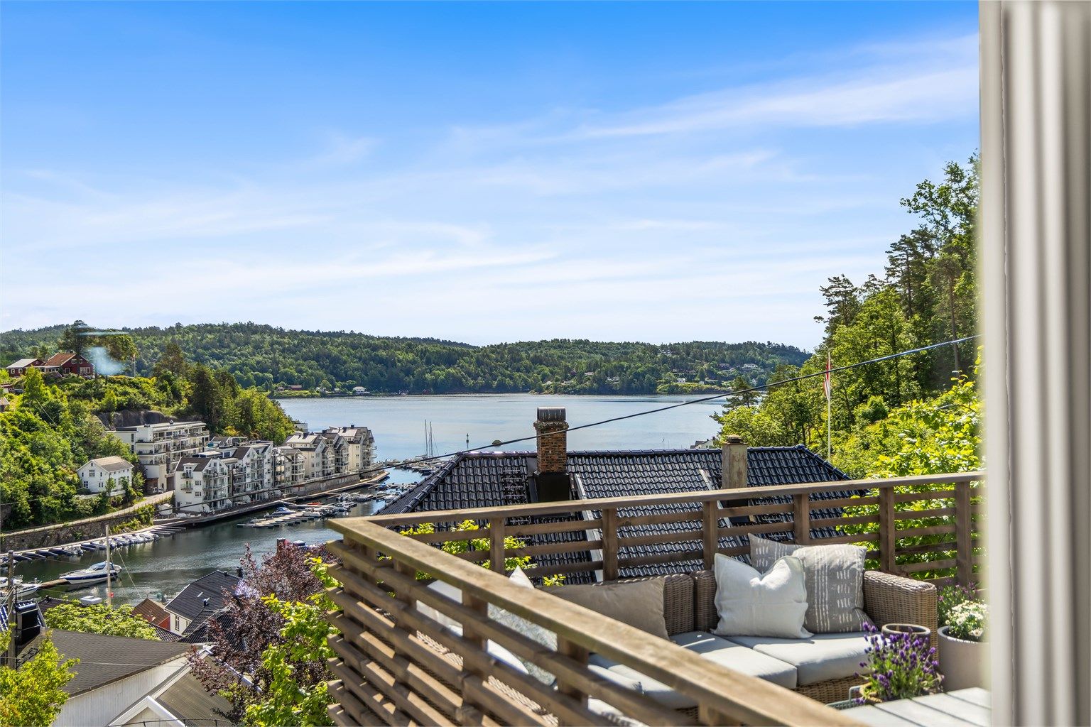 Fra verandaen er det flott utsikt over innseilingen til Tvedestrand havn.