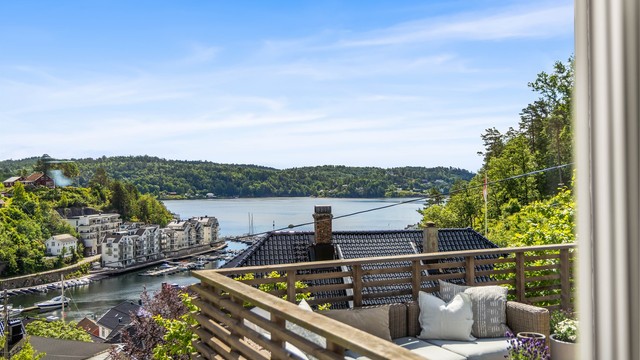 Fra verandaen er det flott utsikt over innseilingen til Tvedestrand havn.