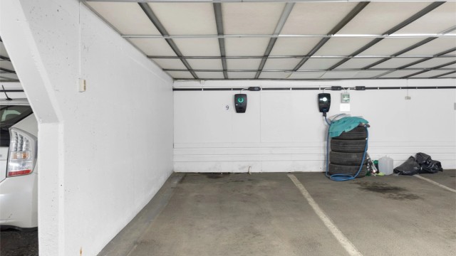 Garasje med elbil-lader følger - forøvrig god plass til gjesteparkering på anviste plasser