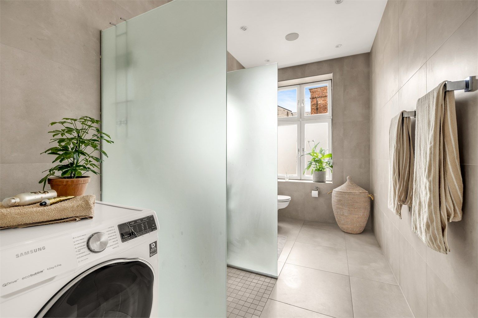 Lekkert bad av god størrelse, smakfullt oppusset i 2018 av fagfolk. Det er opplegg for vaskemaskin på badet.