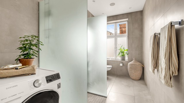 Lekkert bad av god størrelse, smakfullt oppusset i 2018 av fagfolk. Det er opplegg for vaskemaskin på badet.