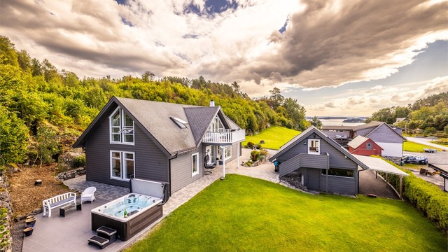 Dobbel garasje og carport, i tillegg til plass til flere biler på tunet. Carport er ikke byggemeldt.