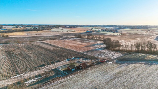 Dette er en eiendom med stort potensial for en aktiv familie i et rolig og barnevennlig område.