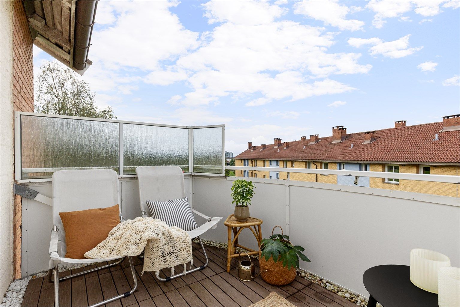 Balkongen er på ca. 8 kvm. Her er det veldig gode solforhold og god plass til både solstoler og sittegruppe!