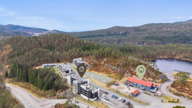 Storestraumen er et nyere boligområde som ligger i fine og rolige omgivelser uten gjennomgangstrafikk. Barnehagen ligger et steinkast unna. Perfekt for barnefamilien.