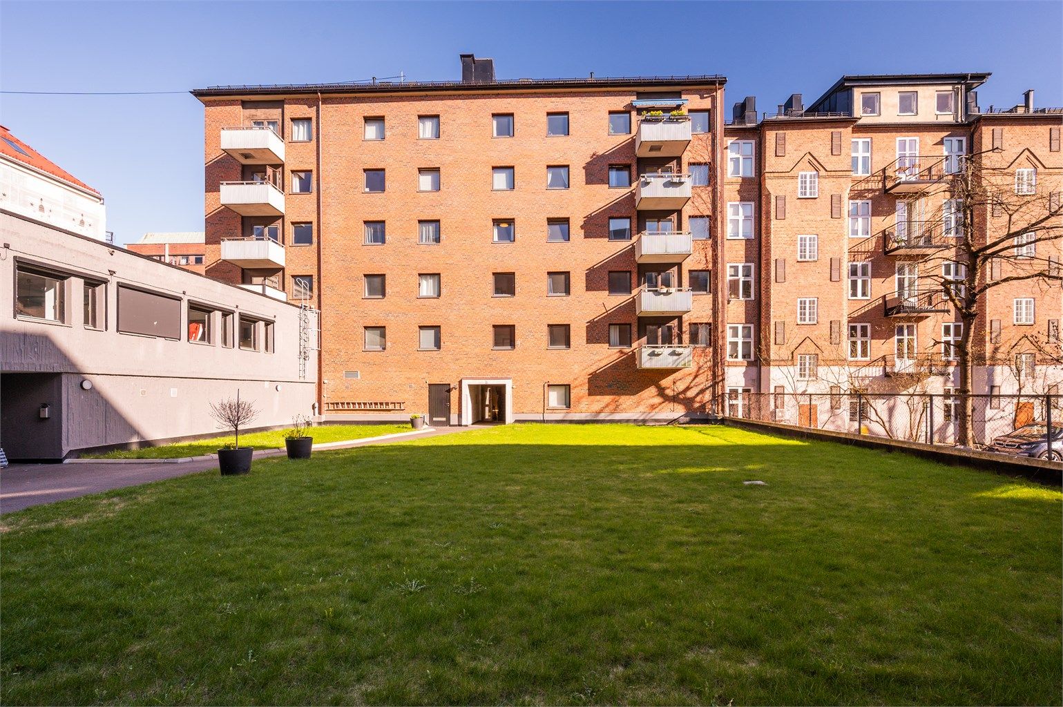 Sameiet har flotte grønne fellesarealer som kan benyttes av beboerne.