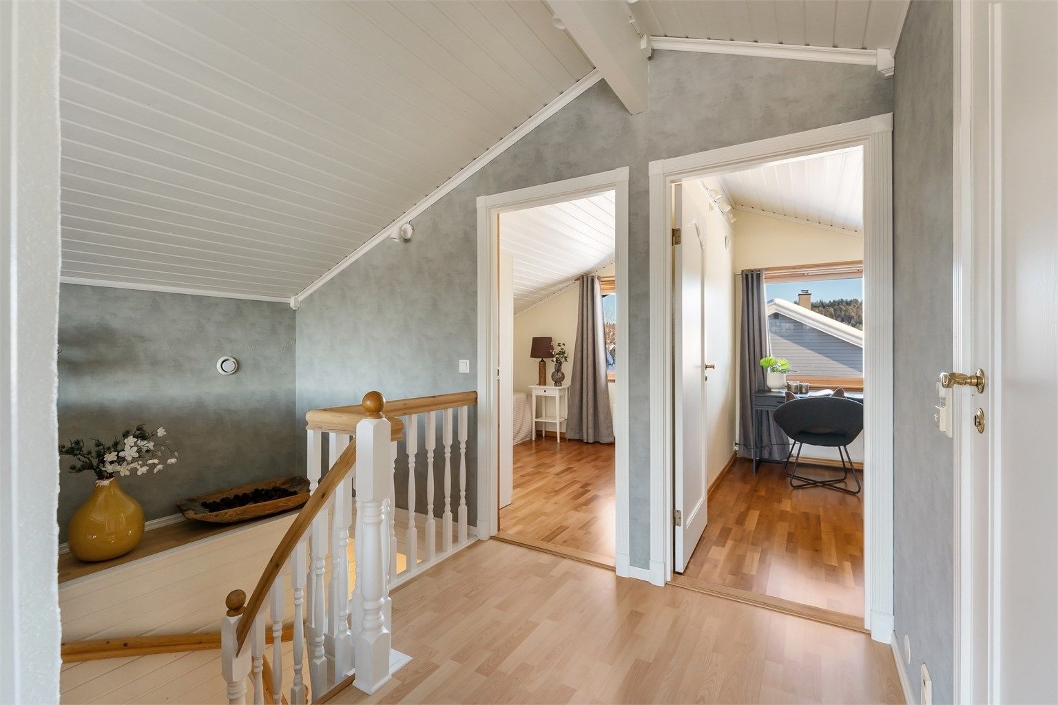 Fra loftstuen er det adkomst til to soverom og et bad.