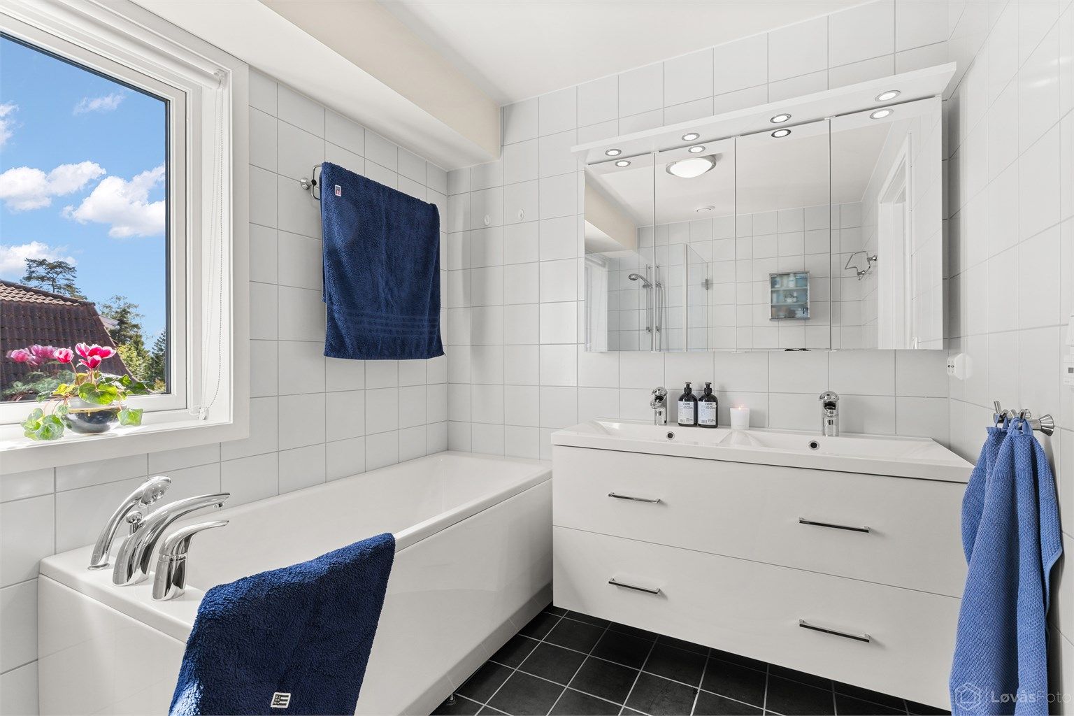Romslig bad med bl.a. dobbel servant