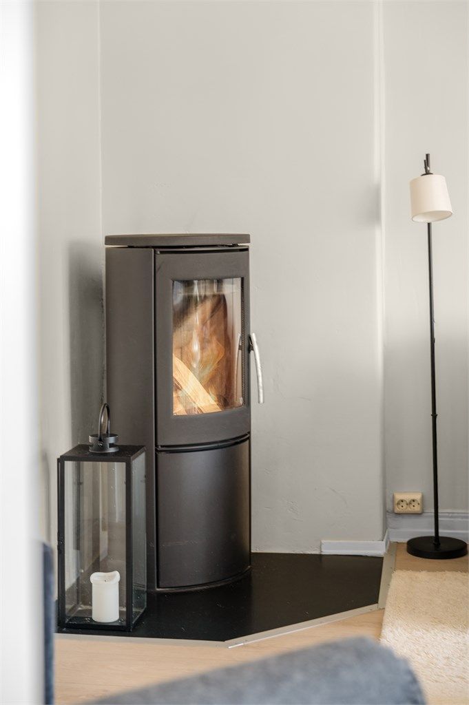 Peisovnen i stuen gir lun varme og en hyggelig atmosfære.