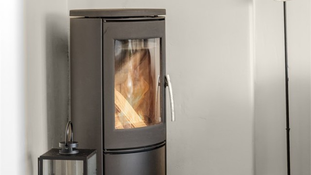 Peisovnen i stuen gir lun varme og en hyggelig atmosfære.