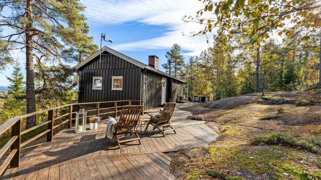 Her får du en hyggelig og pen hytte med fantastisk utsikt over Oslofjorden, Nesodden og Oslo! Foto: Trond Reder
