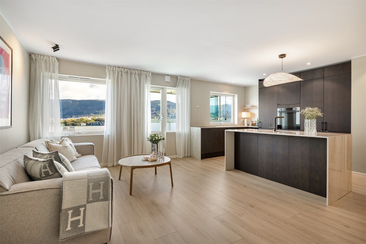  Åpen og luftig stue/kjøkkenløsning. De mørke frontene i kjøkkeninnredningen i kombinasjon med benkeplate i lys stein, gir et uttrykk som passer perfekt til dagens interiørtrend.