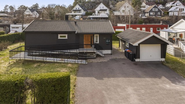 Festet tomt på 713 kvm. Pent opparbeidet hage med busket, trær og blomster. Vestvendt terrasse med meget gode solforhold.