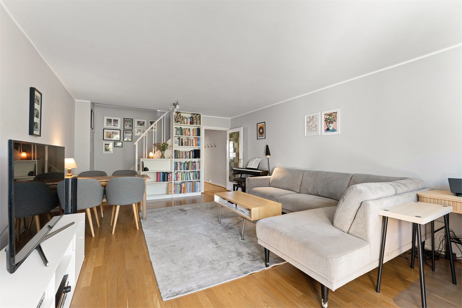 Trapperommet leder opp til leilighetens andre plan.