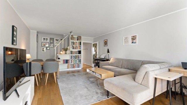 Trapperommet leder opp til leilighetens andre plan.