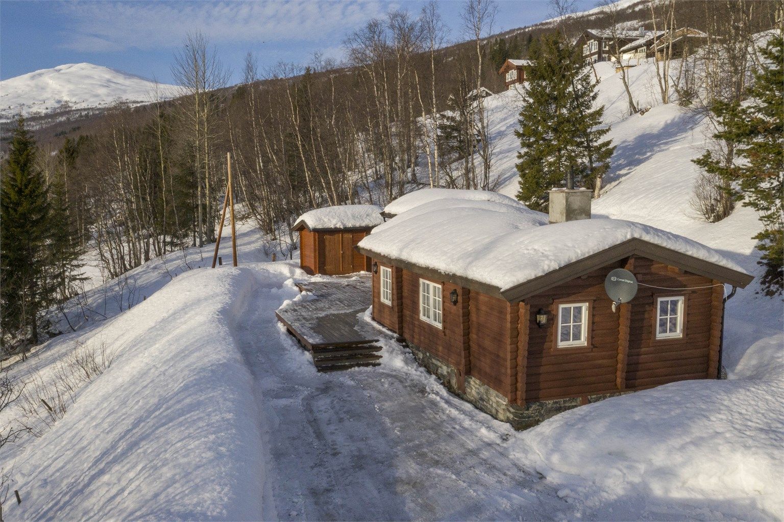 Dronebilde av eiendommen tatt vinterstid