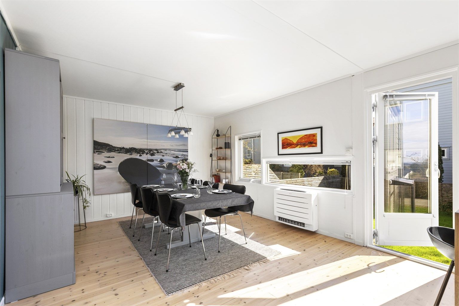 Spisestuen har plass til langbord for større selskaper.