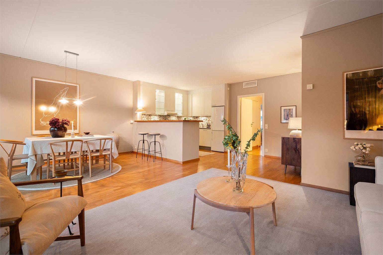 Denne gjennomgående og romslige selveierleiligheten byr på en sosial stue, to gode soverom og en vestvendt balkong.