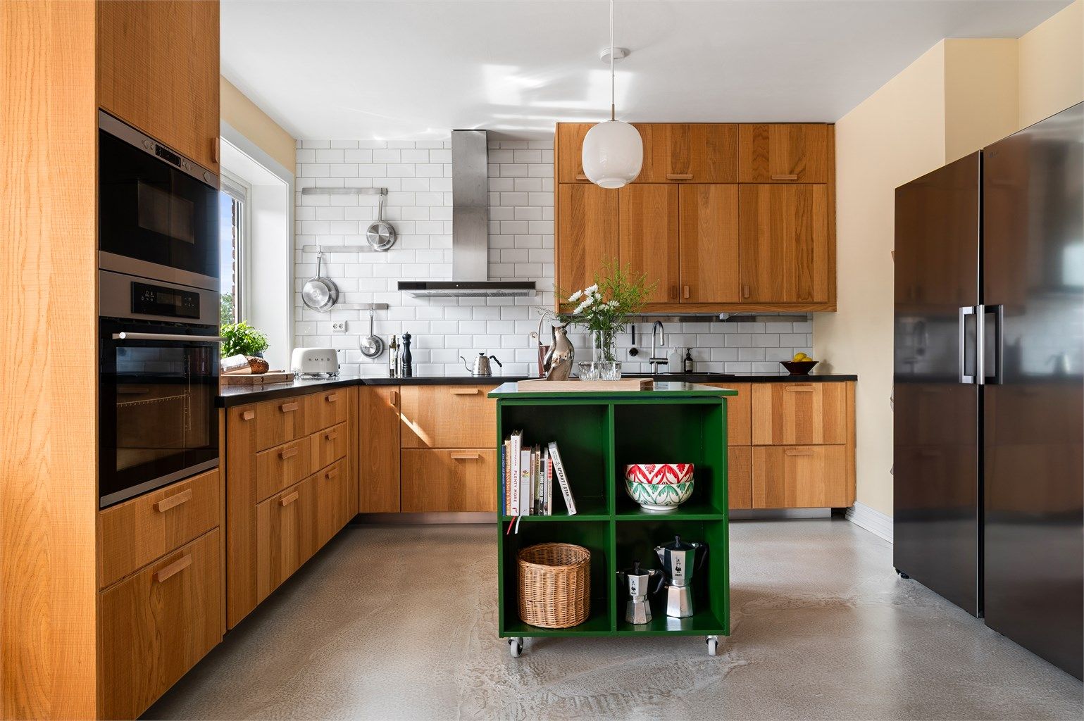 Moderne IKEA-kjøkken med stilrene fronter i eikefinér og eksklusiv benkeplate i granitt. 